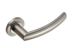 SWL1165SSS - Carlisle Brass Eurospec 'Scimitar' Designer Lever on Round Rose &lpar;G304&rpar; Satin Stainless Steel