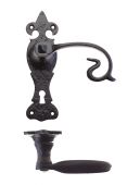 FF311 - Zoo Hardware Foxcote Foundries Scroll Lever on Fleur De Lys Lock Backplate &lpar;168 x 48mm&rpar; Black Antique